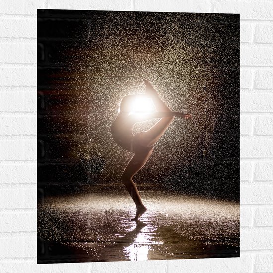 Muursticker - Ballerina Danseres in de Regen bij Fel Licht - 60x80 cm Foto op Muursticker