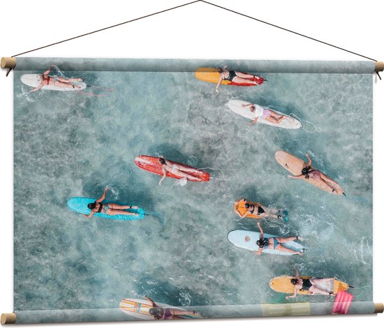 Textielposter - Bovenaanzicht van Groep Surfers op Verschillende Kleuren Planken - 90x60 cm Foto op Textiel
