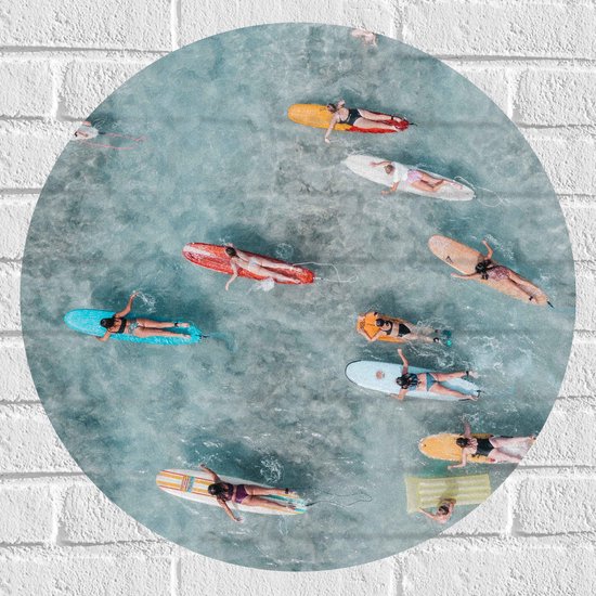 Muursticker Cirkel - Bovenaanzicht van Groep Surfers op Verschillende Kleuren Planken - 60x60 cm Foto op Muursticker