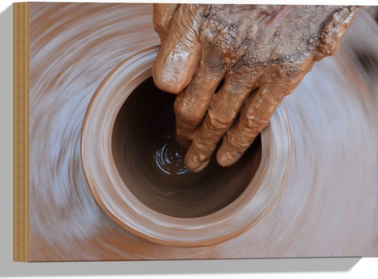 Hout - Bovenaanzicht van Handen in Klei Tijdens Pottenbakken - 40x30 cm - 9 mm dik - Foto op Hout (Met Ophangsysteem)