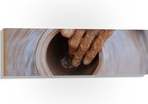 Hout - Bovenaanzicht van Handen in Klei Tijdens Pottenbakken - 90x30 cm - 9 mm dik - Foto op Hout (Met Ophangsysteem)