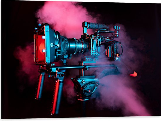 Dibond - Professionele Fotocamra in de Rode Rook - 80x60 cm Foto op Aluminium (Met Ophangsysteem)