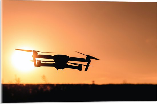 Acrylglas - Silhouet van Laagvliegende Drone bij Zonsondergang - 60x40 cm Foto op Acrylglas (Wanddecoratie op Acrylaat)