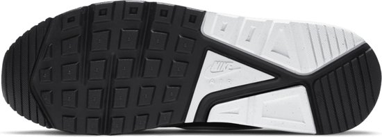 Onderkant van een zwarte Nike sneaker. Zwarte en witte zool met een geruit patroon en het 'Nike Air' logo.