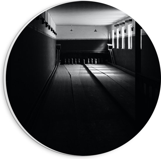 PVC Schuimplaat Muurcirkel - Bowlingbaan in het Donker (Zwart-wit) - 20x20 cm Foto op Muurcirkel (met ophangsysteem)
