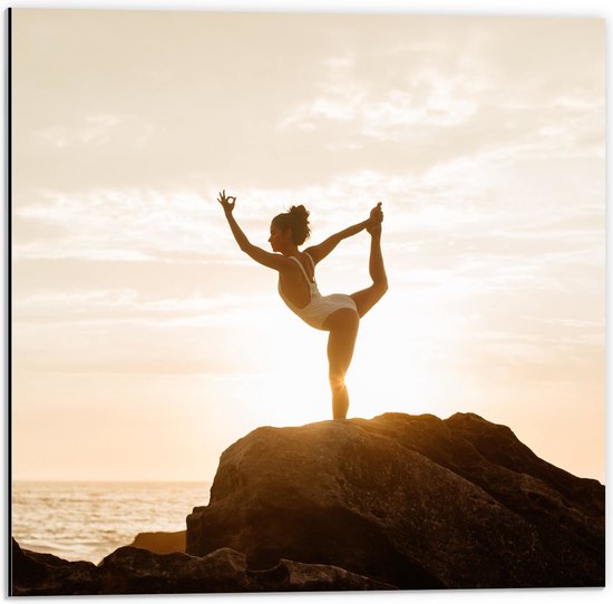 Dibond - Ballerina in Positie op Top van Berg bij de Zee - 50x50 cm Foto op Aluminium (Met Ophangsysteem)