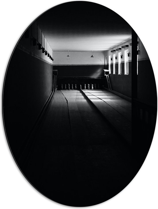 Dibond Ovaal - Bowlingbaan in het Donker (Zwart-wit) - 51x68 cm Foto op Ovaal (Met Ophangsysteem)