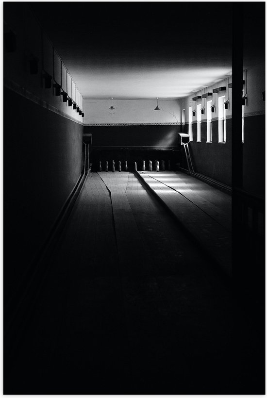 Poster (Mat) - Bowlingbaan in het Donker (Zwart-wit) - 60x90 cm Foto op Posterpapier met een Matte look