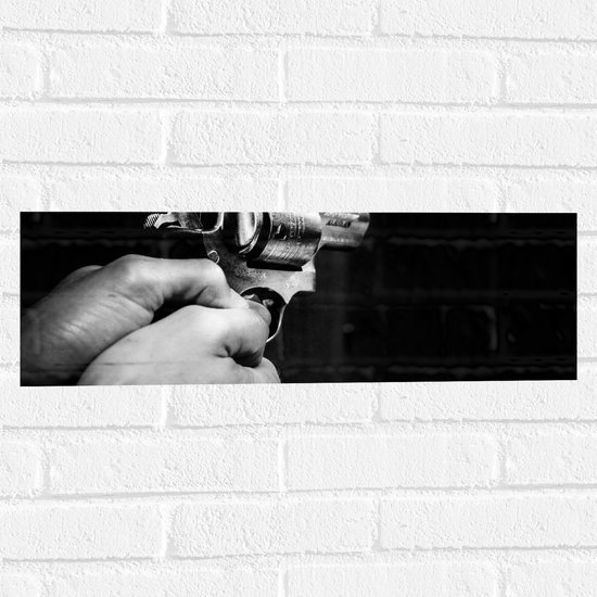 Muursticker - Geweer in Handen van Persoon - 60x20 cm Foto op Muursticker