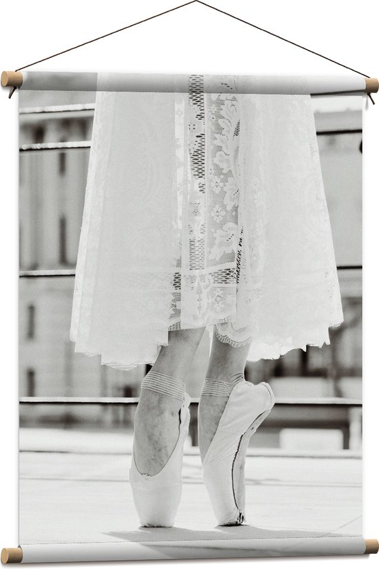 Textielposter - Ballerina in Witte Kanten Jurk op Spitzen (Zwart-wit) - 60x80 cm Foto op Textiel