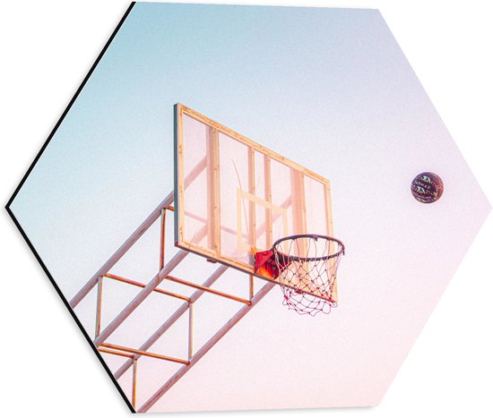 Dibond Hexagon - Bal Vallend in Basket onder Blauwe Lucht - 40x34.8 cm Foto op Hexagon (Met Ophangsysteem)