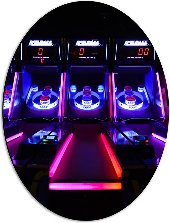 Dibond Ovaal - Ballengooien Spel in Arcade Hal - 42x56 cm Foto op Ovaal (Met Ophangsysteem)