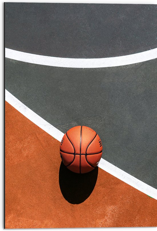Dibond - Bovenaanzicht van Basketbal op Lijnen van Basketbalveld - 50x75 cm Foto op Aluminium (Met Ophangsysteem)