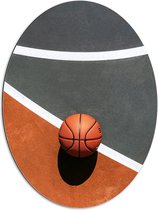 Dibond Ovaal - Bovenaanzicht van Basketbal op Lijnen van Basketbalveld - 60x80 cm Foto op Ovaal (Met Ophangsysteem)