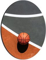 Dibond Ovaal - Bovenaanzicht van Basketbal op Lijnen van Basketbalveld - 21x28 cm Foto op Ovaal (Met Ophangsysteem)