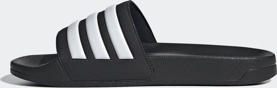 Bade slipper adidas noire avec trois bandes blanches et logo adidas sur la bride.