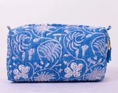 Trousse de toilette Bambooya - Bohème - Style Ibiza - Fabriquée en Inde - Pompon - Fleurs Blauw/blanches - Medium (21 x 17 x 9 cm)