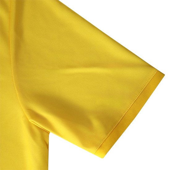 Detail van de gele mouw van een voetbalshirt met een subtiele textuur en een opgenaaide zoom.