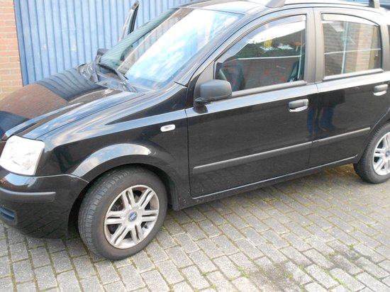 Zwarte fiat panda 5-deurs met donkere zijwindschermen op de voor- en achterramen.
