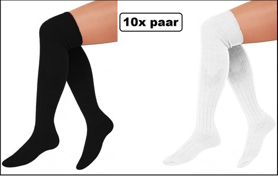 Twee paar gebreide kniekousen, één zwart en één wit. Zwart voor links, wit voor rechts.