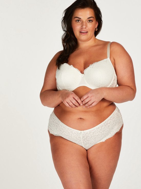 Model draagt een witte kanten bh en een bijpassend wit broekje.