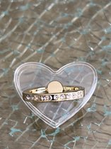 Ring transparent en forme de cœur couleur or avec pierres.
