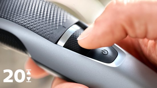 Vinger verstelt de lengte-instelling op een zilveren Philips baardtrimmer, met de tekst '20 lengtes'.