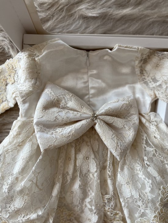 luxe feestjurk-bruidsjurk-Baby jurk-doopjurk -dooppakje-beige jurk met lange mouwen-onderhemd-haarband-schoentjes-kousenbroek-borduurwerk-new born -geschenkdoos-kraamcadeau-fotoshoot-5 delige set-bloemenmotief-3 tem 6 maanden - Merkloos