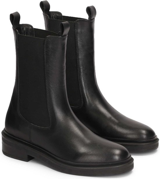 Leather Chelsea boots on a flat sole bol