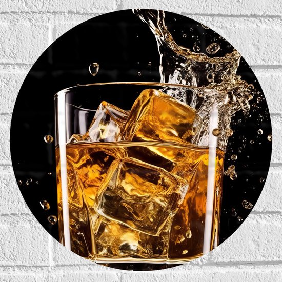 Muursticker Cirkel - IJsklontjes Vallend in Glas Drinken op Zwarte Achtergrond - 40x40 cm Foto op Muursticker
