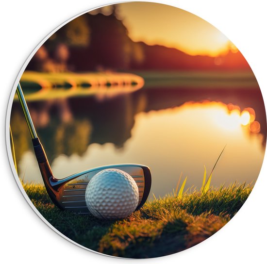 PVC Schuimplaat Muurcirkel - Golf - Golfbal - Golfclub - Zonsondergang - Gras - Water - 20x20 cm Foto op Muurcirkel (met ophangsysteem)