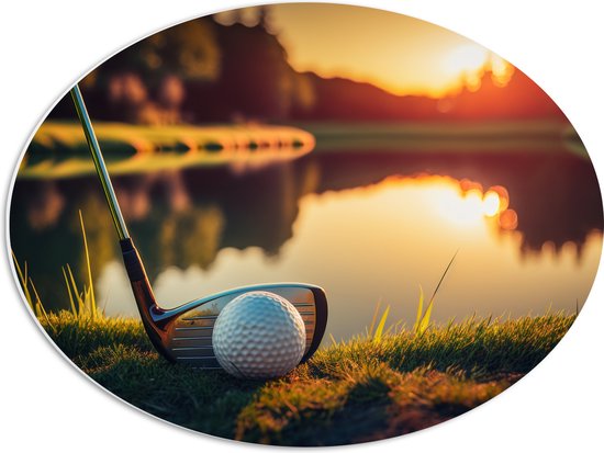 PVC Schuimplaat Ovaal - Golf - Golfbal - Golfclub - Zonsondergang - Gras - Water - 56x42 cm Foto op Ovaal (Met Ophangsysteem)