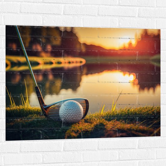Muursticker - Golf - Golfbal - Golfclub - Zonsondergang - Gras - Water - 100x75 cm Foto op Muursticker