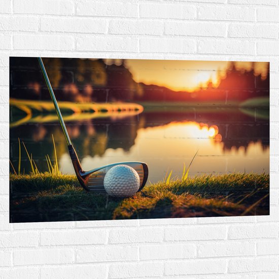 Muursticker - Golf - Golfbal - Golfclub - Zonsondergang - Gras - Water - 105x70 cm Foto op Muursticker