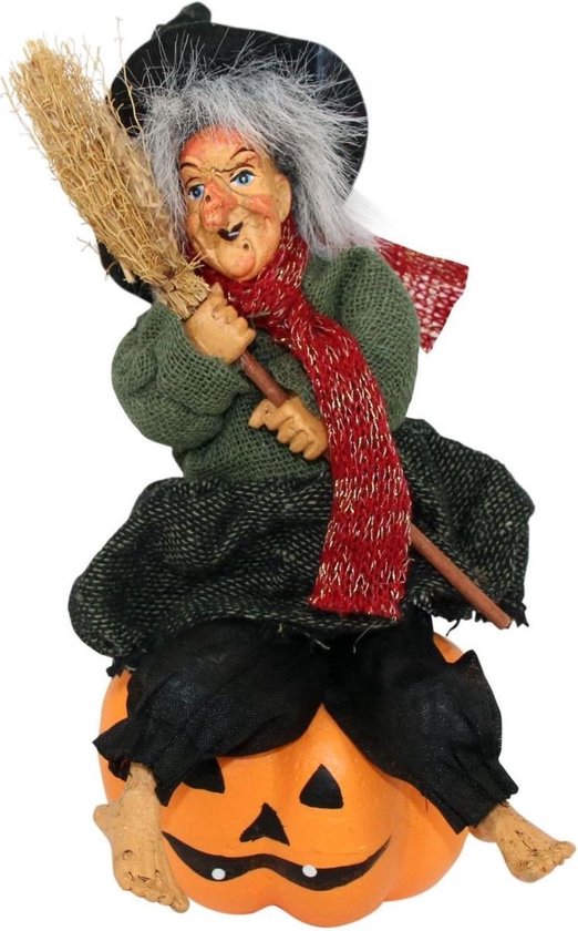 Sorcière décorative d'Halloween assise sur une citrouille 9x11x21cm - Incl. Guirlande de lettres Happy Halloween