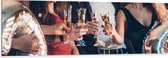 Dibond - Feest - Champagne - Vrienden - Proosten -Ballonnen - Confetti - 150x50 cm Foto op Aluminium (Wanddecoratie van metaal)