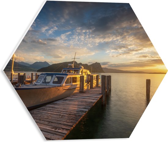 PVC Schuimplaat Hexagon - Meer - Boot - Water - Zonsondergang - Bergen - 40x34.8 cm Foto op Hexagon (Met Ophangsysteem)