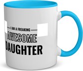 Akyol - i am a freaking awesome daughter koffiemok - theemok - blauw - Dochter - de meest geweldigste dochter - verjaardagscadeau - verjaardag - cadeau - cadeautje voor dochter - dochter artikelen - kado - geschenk - gift - 350 ML inhoud