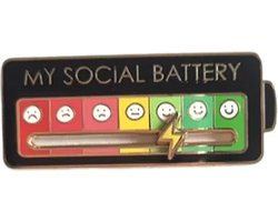 foto van Social Battery Pin Zwart - Sociale Batterij broche - Grappige badge - Cadeau onder de 10 euro - Kleine cadeautjes