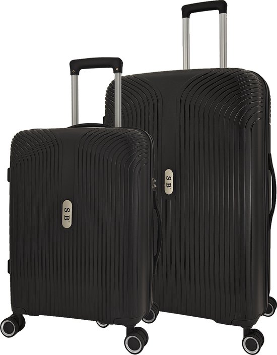 Zwarte koffer met verticale ribbels, uitschuifbaar handvat en 4 dubbele wielen. De kleinere koffer staat voor de grotere.