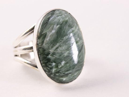 Grote ovale zilveren ring met groene serafiniet - maat 21
