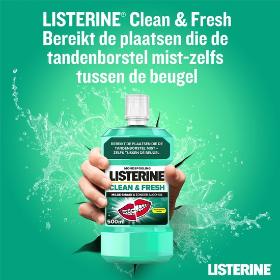 Hand met Listerine Clean & Fresh mondspoeling breekt door een groene achtergrond.