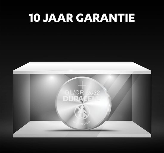 Duracell CR2032 knoopcelbatterij gepresenteerd in een glazen vitrine met tekst '10 jaar garantie'.