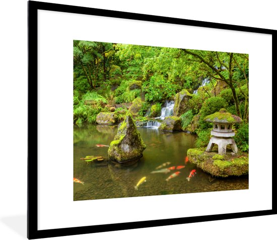 PosterMonkey - Poster - Fotolijst - Waterval - Koi - Japanse lantaarn - Mos - Water - Natuur - Posterlijst - 80x60 cm - Poster met lijst - Poster Japan - Foto lijst - Woondecoratie