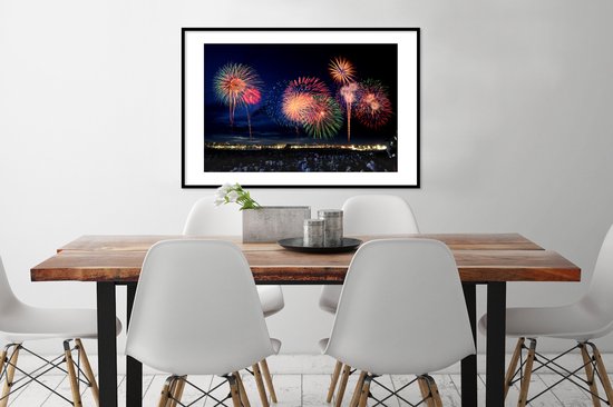 Photo dans le cadre - Feux d'artifice pendant le réveillon du Nouvel An cadre photo noir avec passe-partout blanc grand 90x60 cm - Affiche dans le cadre (Décoration murale salon / chambre)