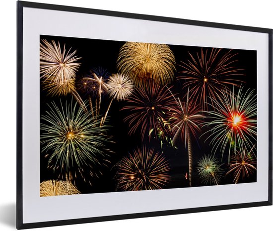 Photo dans le cadre - Feu d'artifice coloré contre un ciel sombre avec ancien et nieuw cadre photo noir avec passe-partout blanc, moyen 60x40 cm - Affiche dans le cadre (Décoration murale salon / chambre)