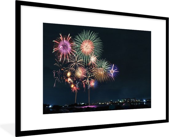 Photo en cadre - Une image de feu d'artifice dans une ville pendant le nieuw An Cadre photo noir avec passe-partout blanc grand 90x60 cm - Affiche sous cadre (Décoration murale salon / chambre)