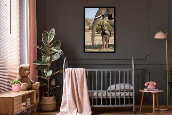 Cadre photo avec affiche - Bébé éléphant communique avec sa mère - 60x90 cm - Cadre pour affiche