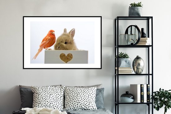 Photo encadrée - Bébé lapin avec un cadre photo oiseau rouge noir avec passe-partout blanc 80x120 120x80 cm - Affiche encadrée (Décoration murale salon / chambre)