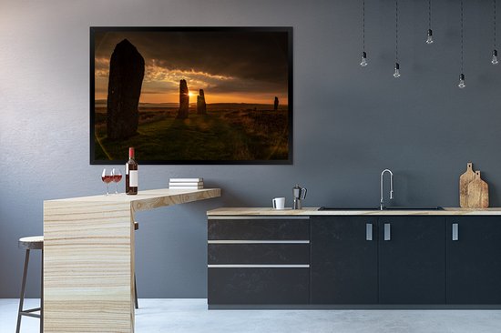 Photo en cadre - Un coucher de soleil avec des roches de la préhistoire cadre photo noir 120x80 cm - Affiche sous cadre (Décoration murale salon / chambre)